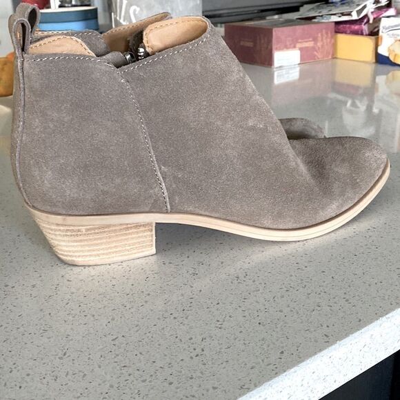 Dolce Vita Suede Booties Silver Zipper Pointed Taupe 9.5 Beige Neutral Earthy - Picture 3 of 15